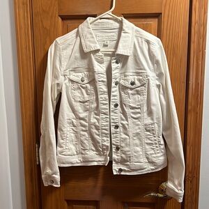 Maurices women’s white jean jacket size medium new without tags. Never worn.